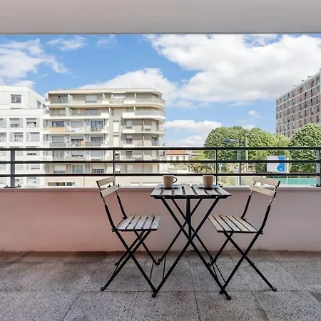 Direct Access To Paris - 6 Guests Apartment